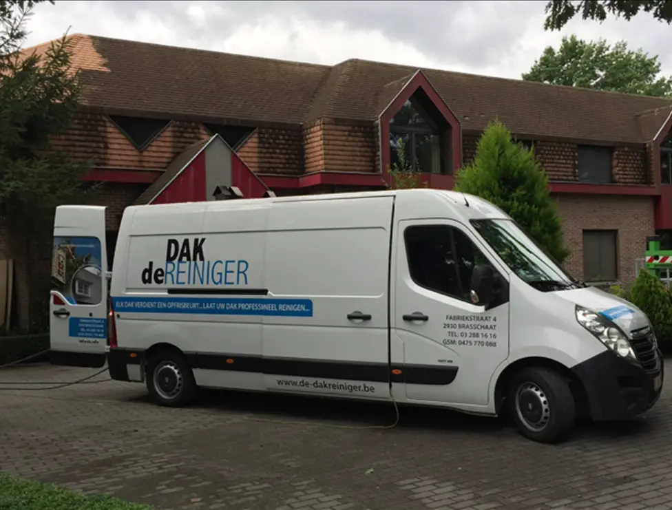 Bedrijfswagen van De Dakreiniger bij een uitgevoerd project